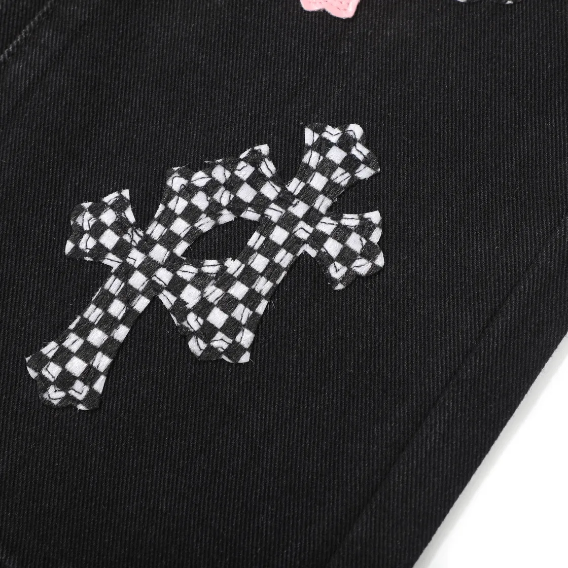 P280 (top version) Chrome hearts new city-limited flame plaid black and pink jeans Chrome hearts city-limited jeans Hardware customization Original development vintage levis American-made 501 black and gray base remake Levi's American-made 501 base imported sheepskin 925 silver remake [Top heavy industry fashion design] Consistently high-street luxury style. Speaking of this style, the Zangyin family and GU family are definitely the leading representative brands. Especially the Zangyin family has really achieved a state-of-the-art effect in creating high-street style. The unique washed material is used to create this style. The color system is already quite eye-catching. After it is decorated with patchwork cross flowers, it cleverly highlights the charm of the brand. Secondly, this style uses classic The high-waist cutting design highlights the long legs and fashionable temperament of the upper body. The brand is highly recognizable and the slim fit configuration is more suitable for daily wear. It is a product that interprets personality, fashion, and specifications at a glance. This single product is enough to make any fan excited. It can be a white T-shirt for a youthful college style, or a tight suspender for a royal style. It has strong matching ability and can be easily controlled by men.  [Materials and craftsmanship] Needless to say, this point goes without saying. As an excellent craftsman brand, Zangyin’s requirements for details and craftsmanship are really perfect. The washed color of this model has gone through so many processes, not to mention the embellishment of denim appliques. It is also purely hand-made and sewn. Just like what they believe in, only hand-made things have soul and have the meaning of wear. A top-notch heavy-duty fashionable denim item, I look forward to your perfect interpretation! !  Color: Black Size: S M L XL